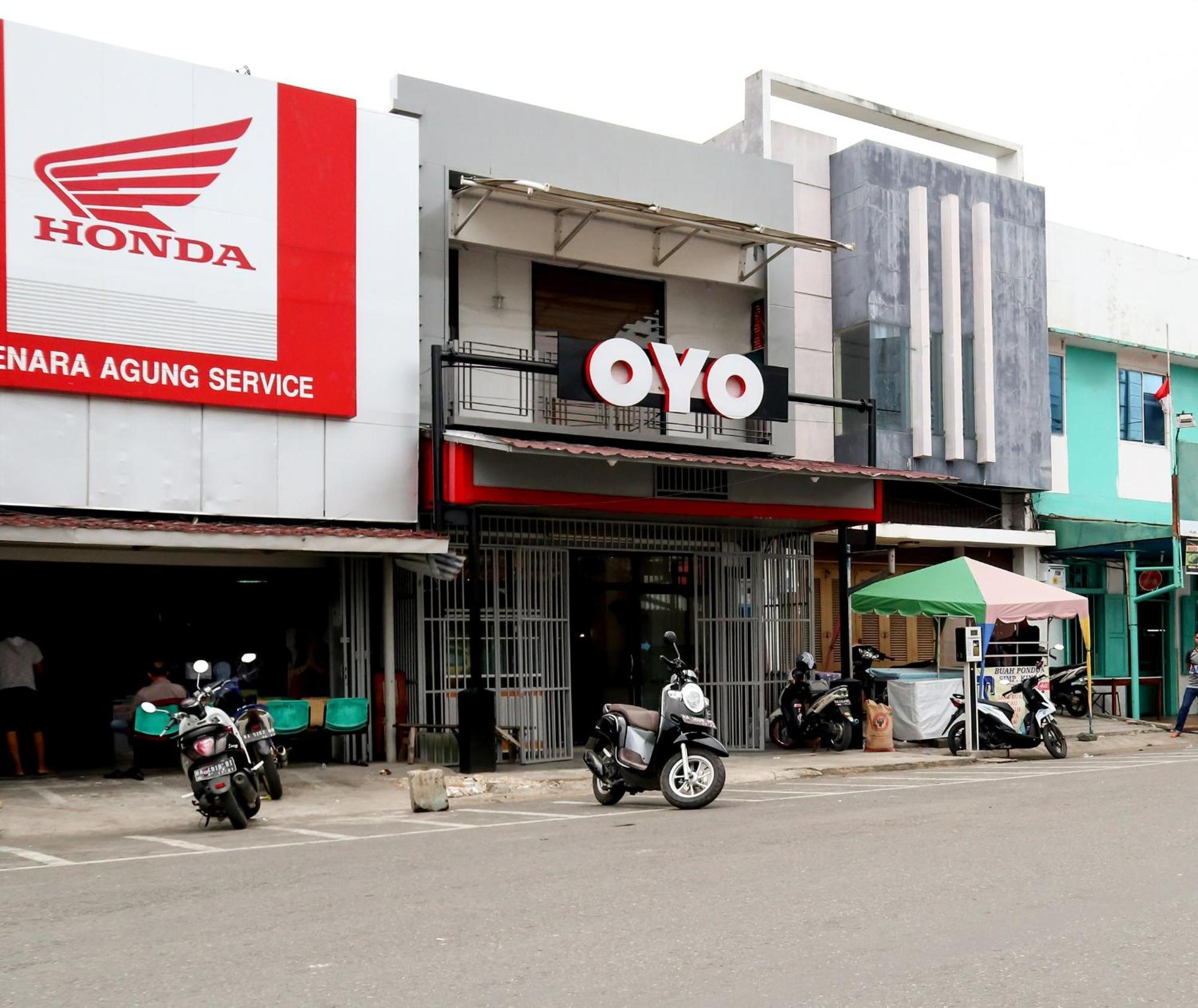 Oyo 1191 Monalisa Residence And Cafe Padang  Exterior foto